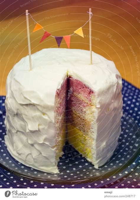 Gefüllt mit ganz besonders fluffig und aromatisch ist dieser kuchen. rainbow cake III Kuchen - ein lizenzfreies Stock Foto von ...