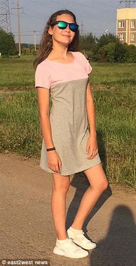 J'ai vue une fille de 12 ans en jupe, on voyait ses petit mollets et cuisse, la jupe était ultra courte, et ses fesses était serré sur son mini short rose, elle avait en haut juste un petit. Une fille de 12 ans meurt électrocutée à cause de son ...