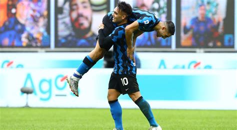Home team is from milano, away team is from crotone. Inter, battuto il Crotone 6-2: Conte primo in classifica