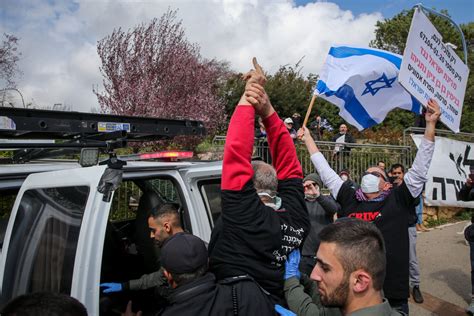 מתי העתיקה אמילי עמרוסי פיסקה מכותבת אחרת? יאיר נתניהו אצבע משולשת - JHaringan