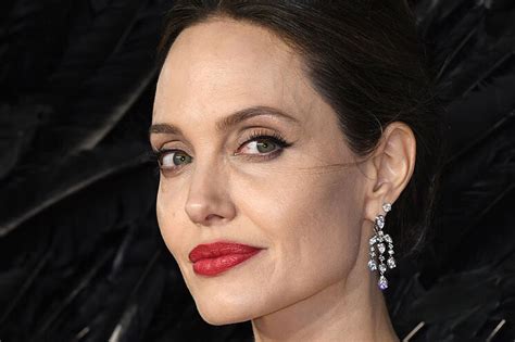 Angelina jolie won an oscar for girl, interrupted in 2000 and was given the academy's jean hersholt humanitarian award in 2013, but she could be back in the oscar race this year in an unusual position: Sofía Vergara vuelve a brillar al coronarse como la actriz ...