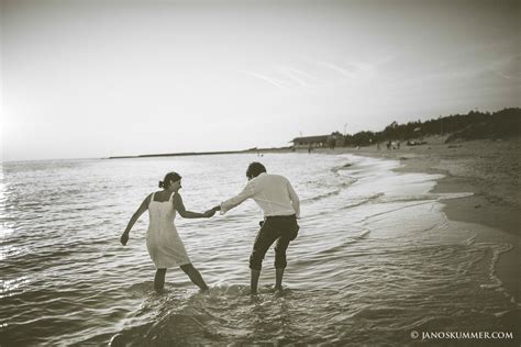 Már a nyitás első napján pezsgett az élet az olasz tengerparton. wedding photo session at the sea #tengerpart #esküvő # ...