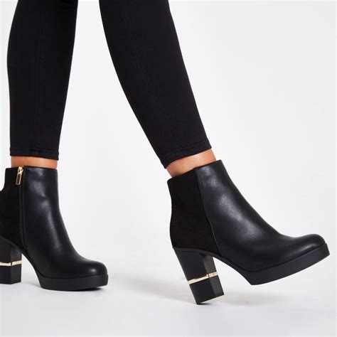 Découvrez d'élégantes collections sur chaussures.fr. Femme Bottines noires à talon carré avec cuir synthétique ...