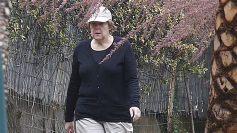 We did not find results for: Unterm Blütenbaum: Hier relaxt Angela Merkel im ...