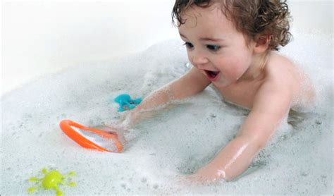 Baby bathtubs help parents make bathing their little one a whole lot easier. Bathtub Toddler Pics: Yay or Nay? :: YummyMummyClub.ca