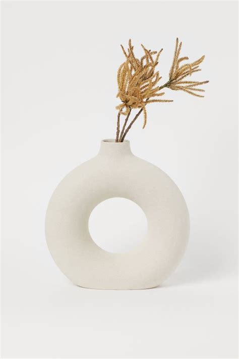 Vi har keramik vaser i massevis af forskellige farver fra kendte mærker. Große Keramikvase - Hellbeige - Home All | H&M DE in 2020 ...