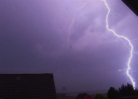 Instructies over wat je moet doen bij bliksem en onweer. Vroege vogels Foto - Weer en landschap - Onweer en bliksem