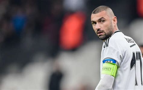 Burak yılmaz 75 kilo ve 1.88 metre boyunda. Beşiktaş'ta Burak Yılmaz ikinci yarıya iyi başladı