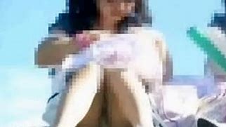 【JSパンチラ盗撮動画】激ヤバ映像すぎて顔にモザイク…ツインテール女子の白綿パンツが完全にズレとるｗｗ